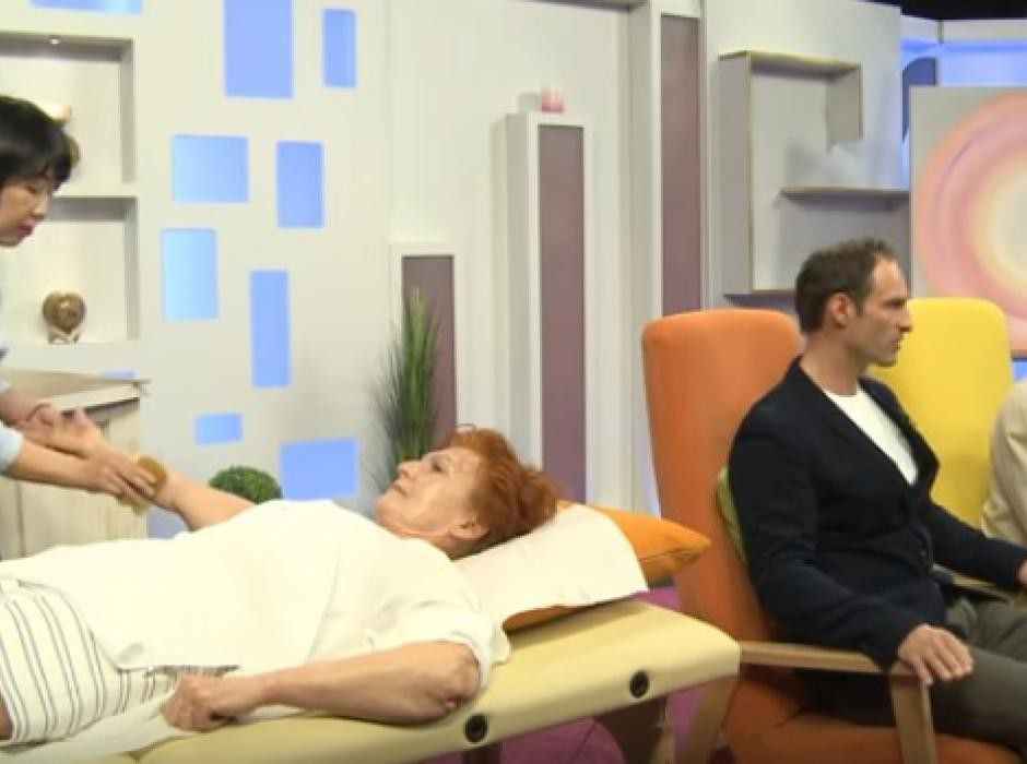 gua sha tehnika v tradicionalni kitajski medicini proti celulitu in gubicam v oddaji Klepet ob kavi