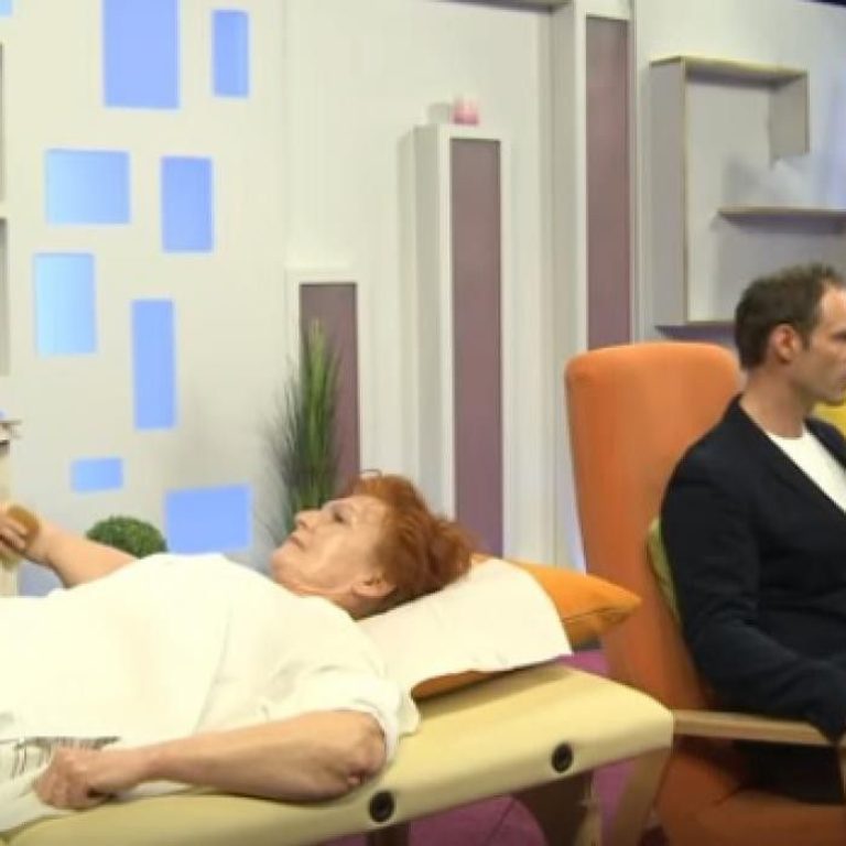 gua sha tehnika v tradicionalni kitajski medicini proti celulitu in gubicam v oddaji Klepet ob kavi